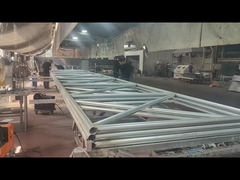 বেড়া ফ্রেম welded এবং পোলিশ করা হচ্ছে।