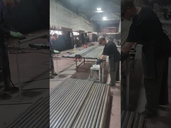 বেড়ার খুঁটিটি পালিশ করা হচ্ছে এবং ঘষে মসৃণ করা হচ্ছে।