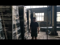 উল্লম্ব সমর্থন সহ কালো অ্যান্টি-ক্লাইম্ব বেড়া